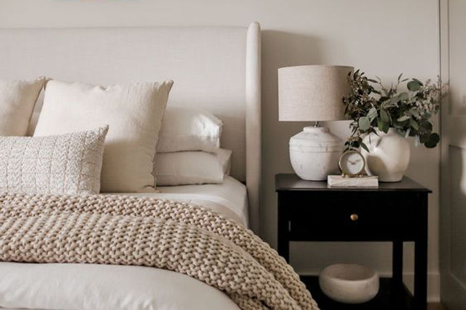 Nightstand decor ideas according to pros