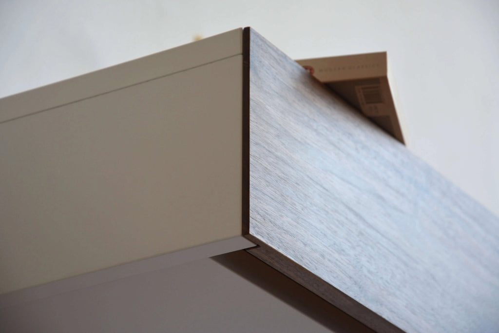 floating nightstand with handle-free drawer