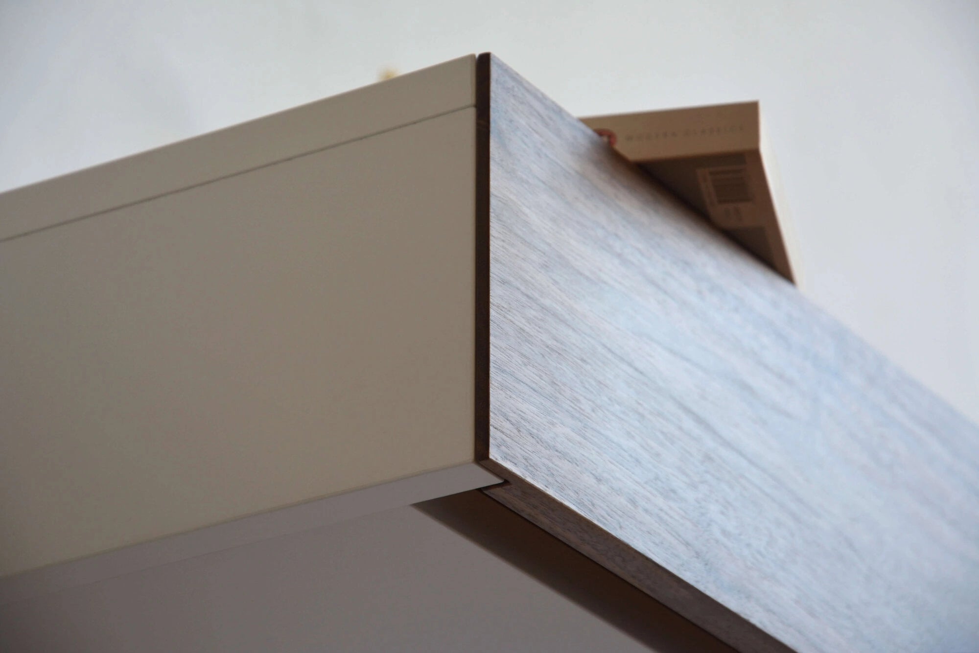 floating nightstand with handle-free drawer