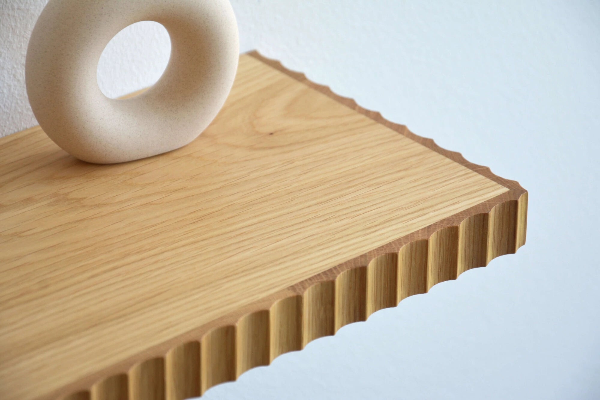 floating shelf with fluted edge