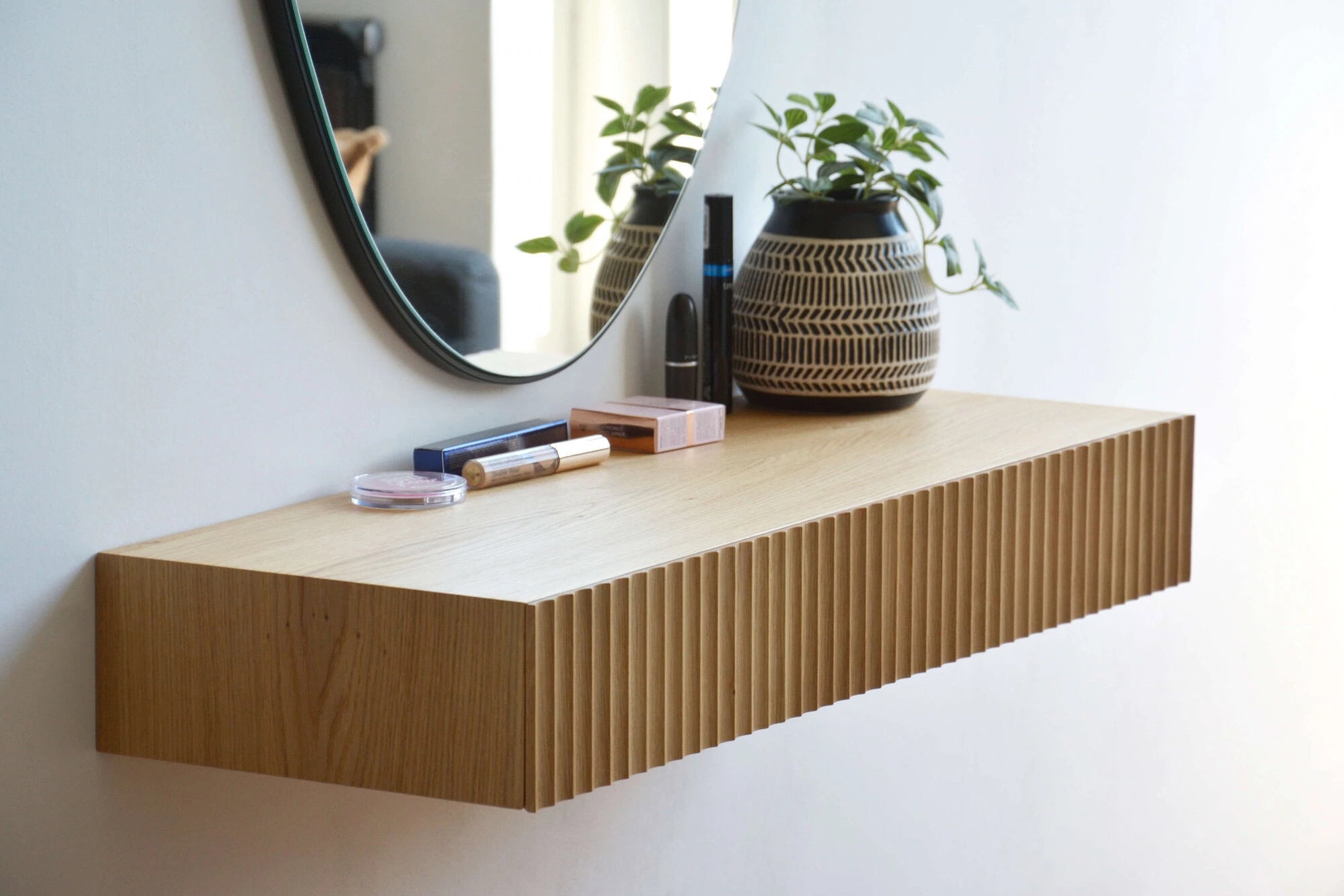 fluted desk made of oak