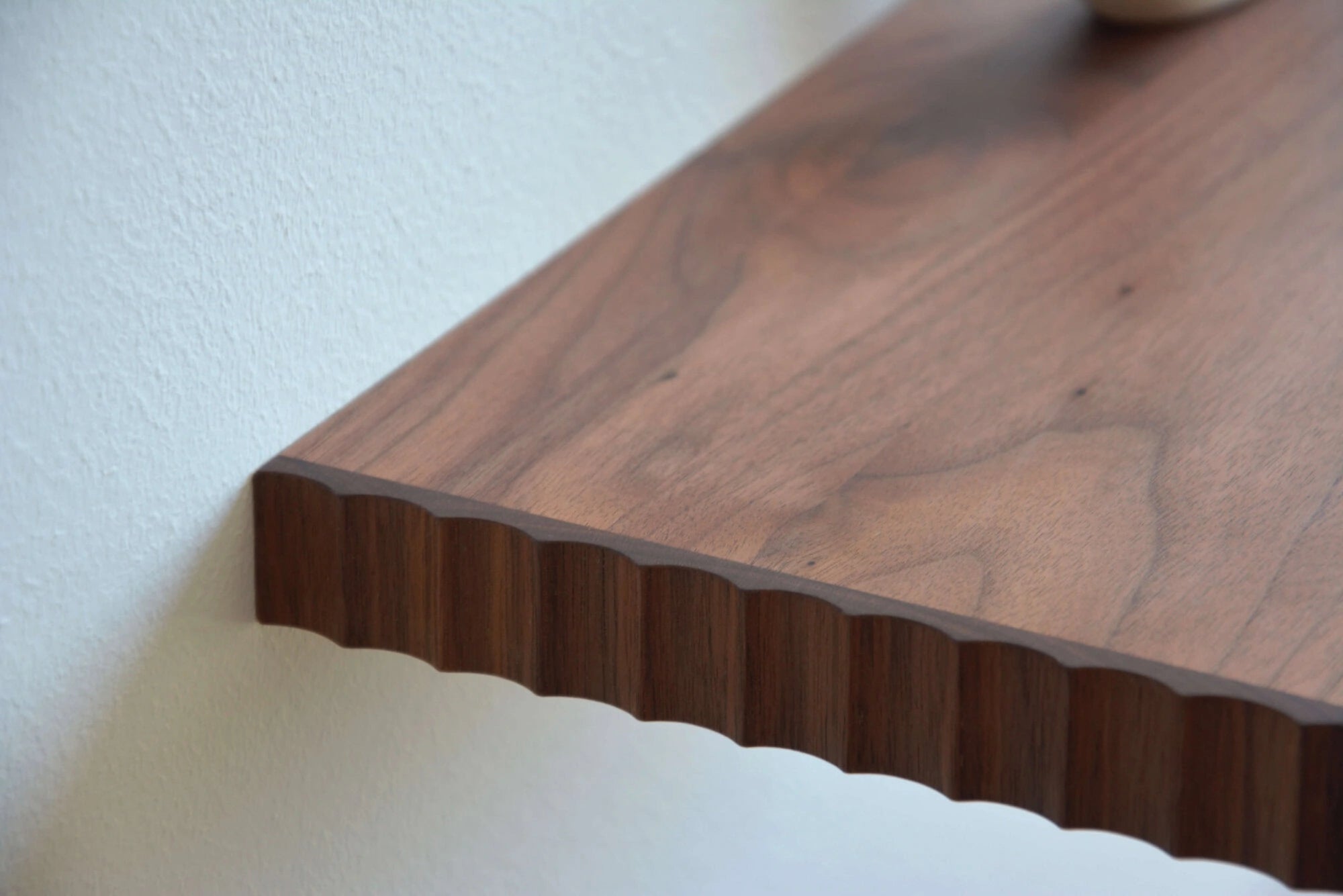 wall shelf with fluted edge